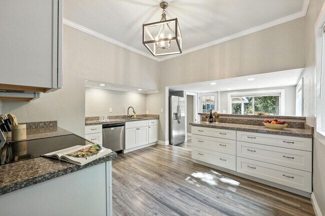 Building Photo - Beautifully Renovated Home with Modern Com...