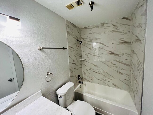 Building Photo - ? Charming 1/1 Condo in Resort-Style Community with Pool & Gym