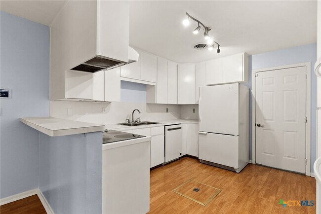 Building Photo - 204 Oak St