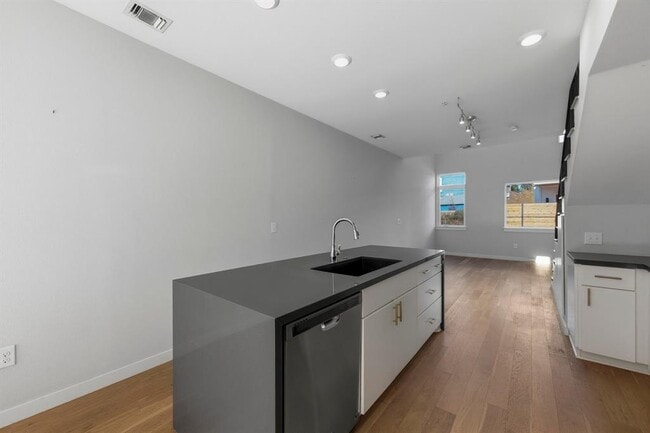 Building Photo - 2002 E 7th St