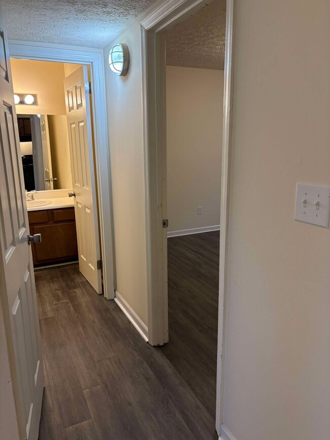 Building Photo - 1301 Kenilwood Way