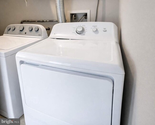 Building Photo - 5605 Larson Ct