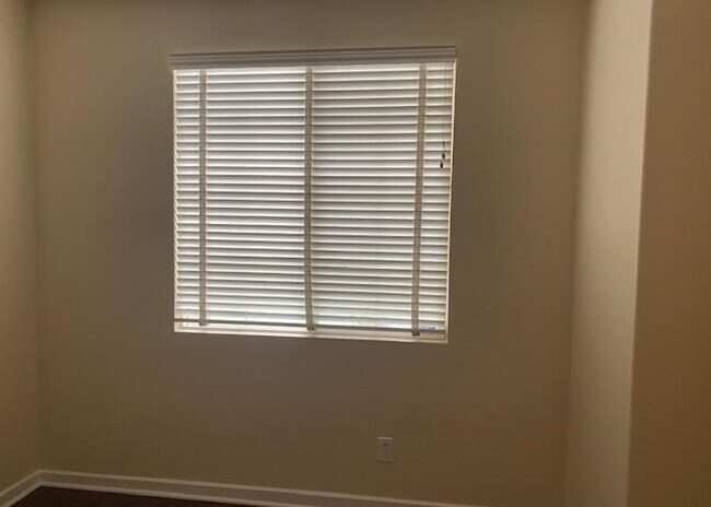 Building Photo - CLEAN ~ TURNKEY ~ SINGLE STORY ~ 4 BEDROOM / 2 BATH