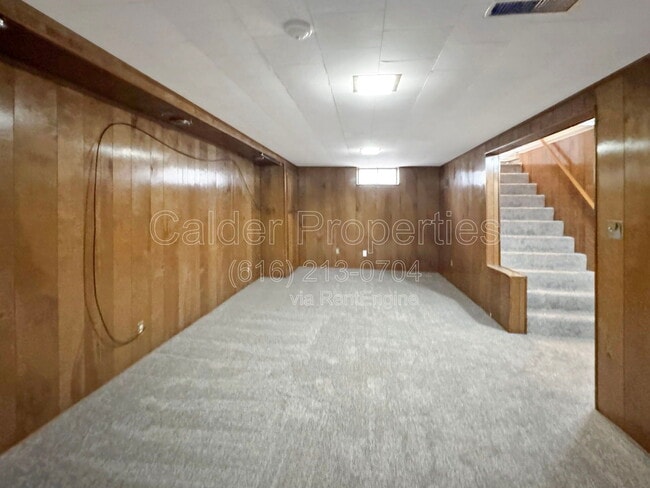 Building Photo - 1039 Kentwood Dr NE