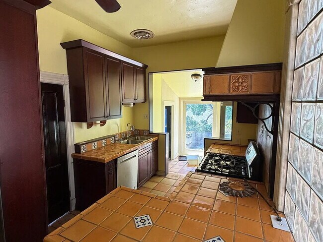 Building Photo - Freshly painted charming eccentric small Victorian house