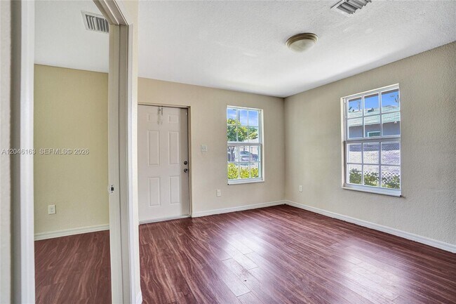 Building Photo - 727 22nd St