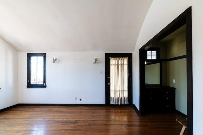 Building Photo - 836 Silverlake Blvd-