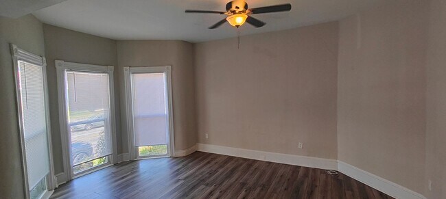 Building Photo - Large, Renovated 4 bedroom in Church Hill