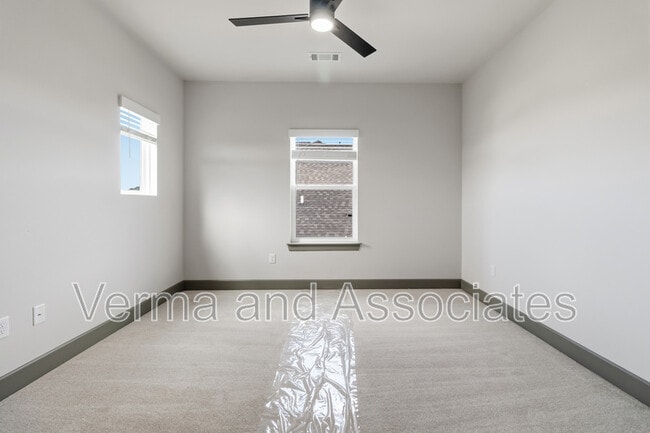 Building Photo - 930 Trestle Ln