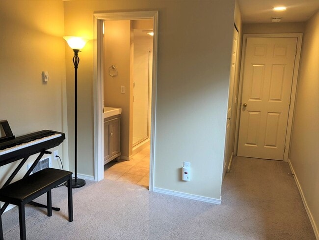 Building Photo - 3Bd/3Ba Seattle Townhouse