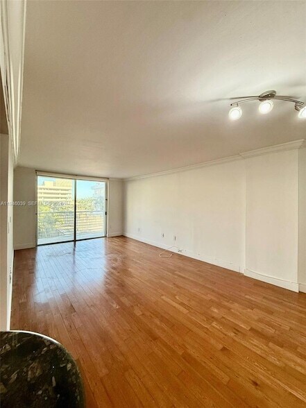 Building Photo - 1605 Bay Rd