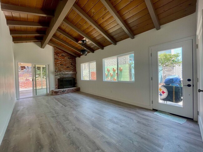 Building Photo - Fully Remodeled 4 Bedroom 2.5 Bathroom in ...