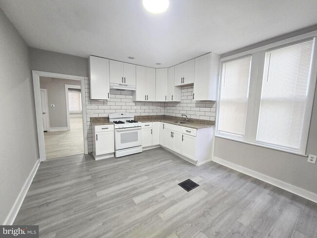 Building Photo - 5011 Larchwood Ave