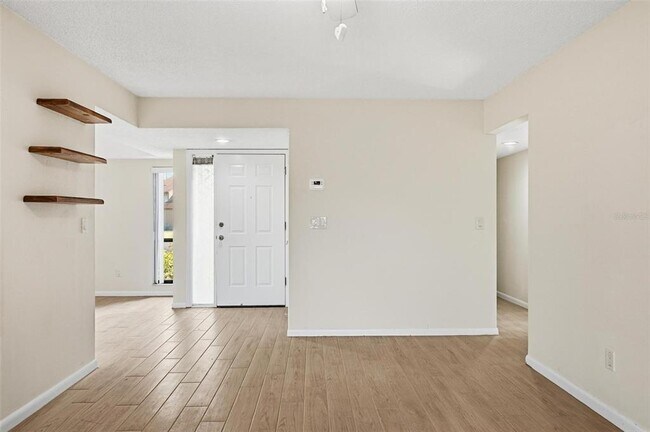 Building Photo - 41 Hembury Ln