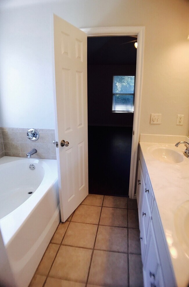 Building Photo - Large 4BD 3BA home located in a great Norm...