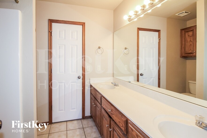 Building Photo - 2504 Tyler Ln