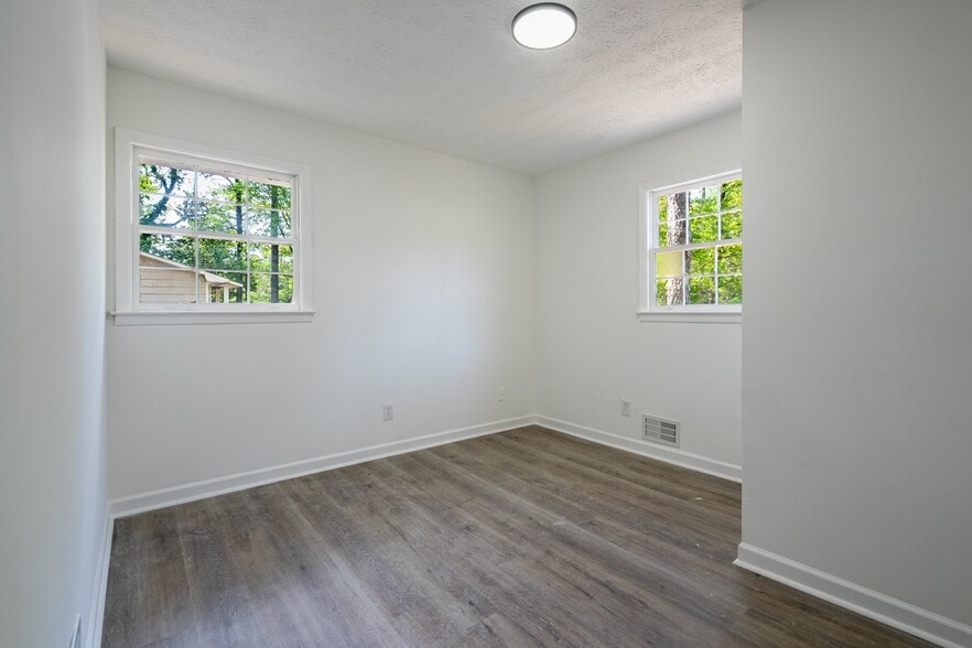 Building Photo - 6310 Thornhedge Dr