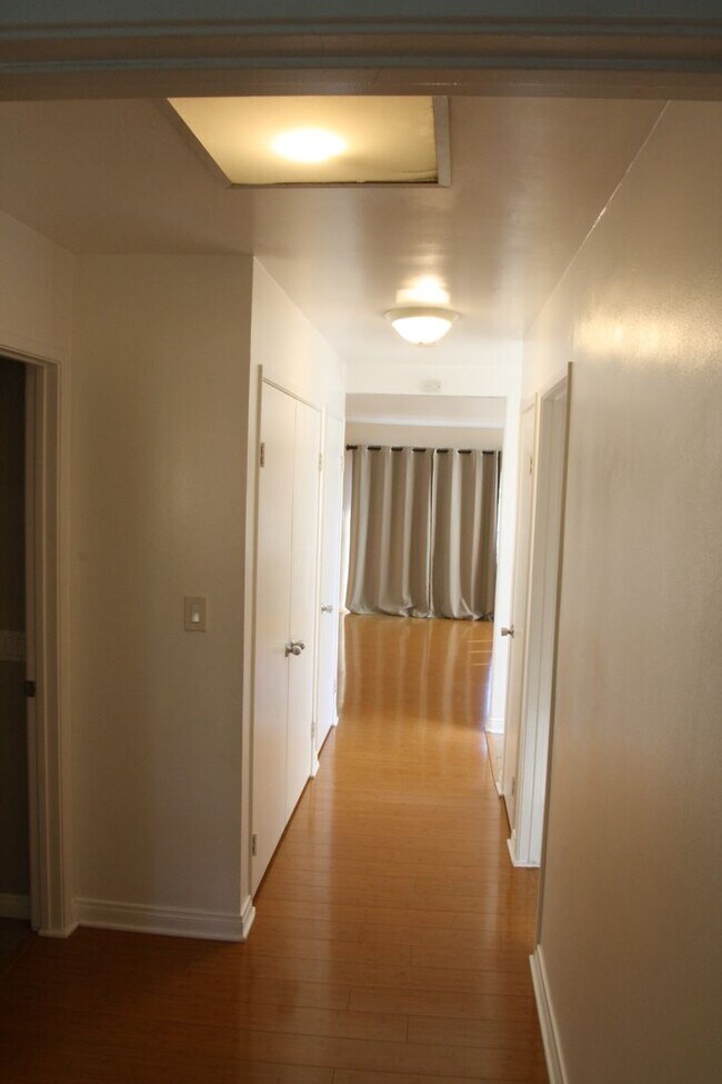 Building Photo - Parkway Manor Community - La Mesa - Upper ...