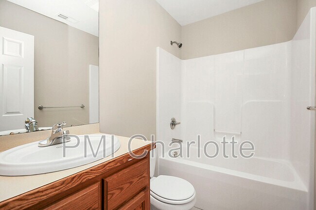 Building Photo - 2510 S Ridge Ave