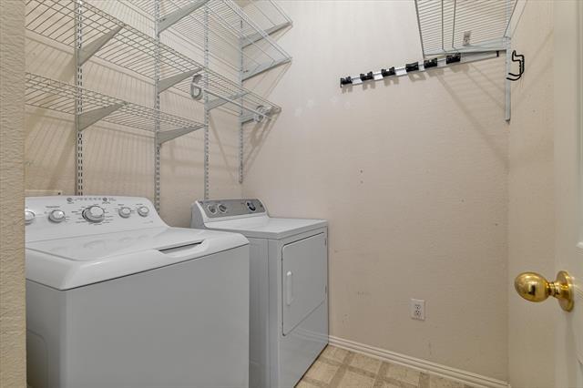 Building Photo - 931 W Cedar St