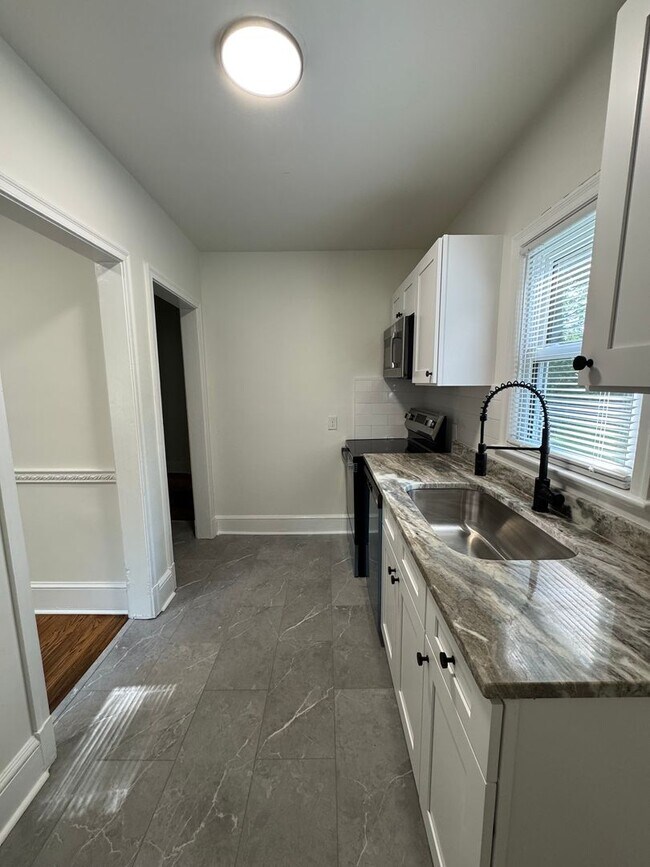 Building Photo - 2bed/1bath w/ detached garage!