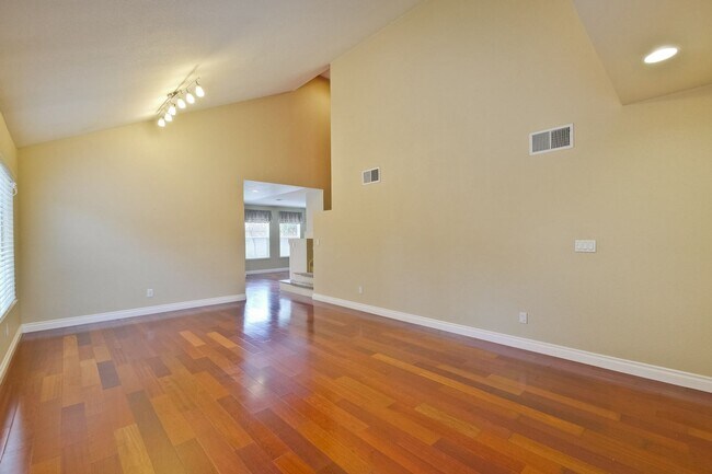 Building Photo - Awesome 3 Bedroom  Home Near Rivermark Plaza!
