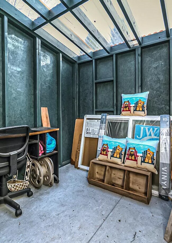 Building Photo - Fantastic 2 Bed/2 Bath with Fully Fenced B...