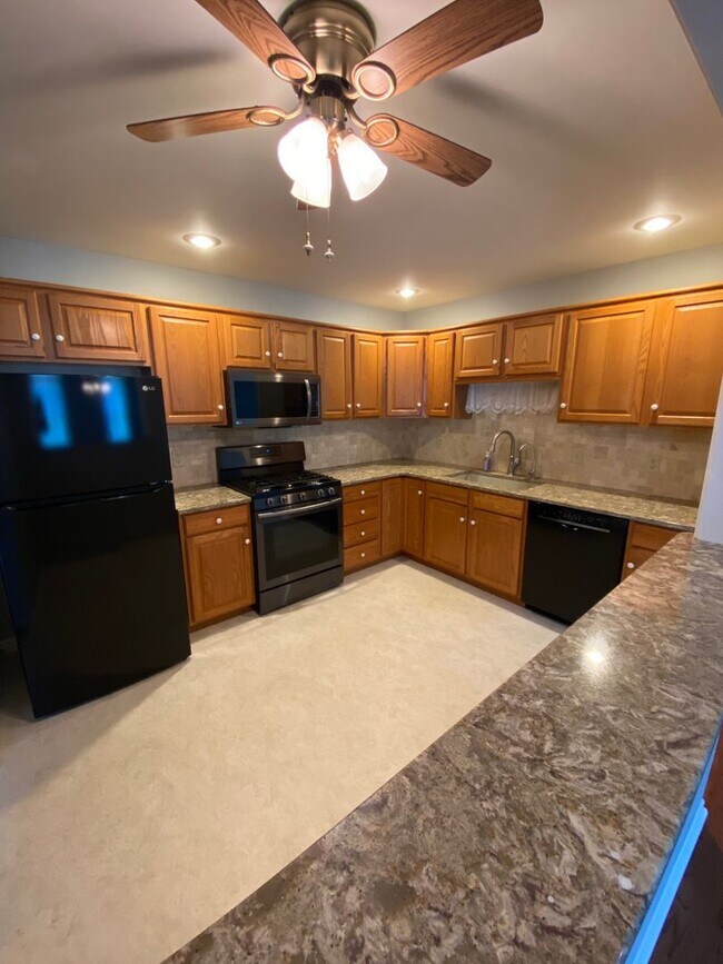 Building Photo - Beautiful 3 BR End Unit Townhouse in Summit Hills!
