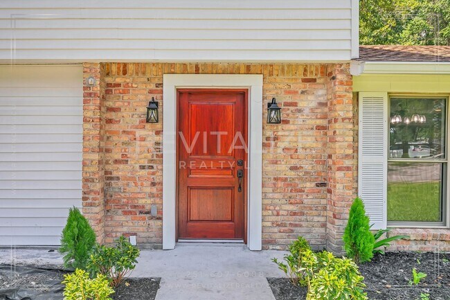 Building Photo - Newly Renovated 3 Bed / 2.5 Bath with Doub...