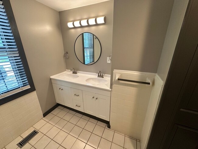 Building Photo - 2 Bed 1 Bath home minutes from everything ...