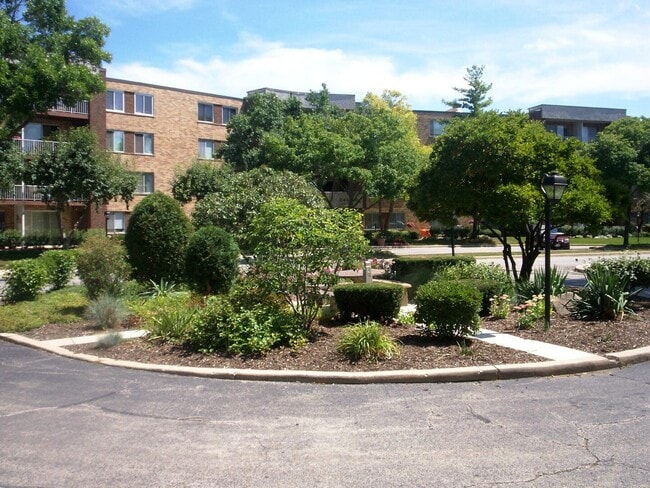 Building Photo - 225 S Rohlwing Rd