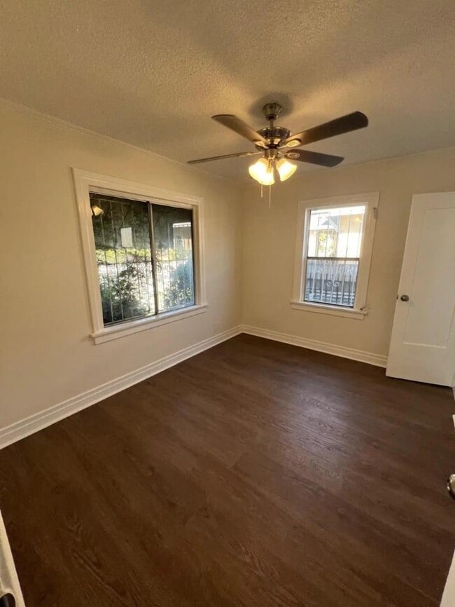 Building Photo - 1110 W 92nd St