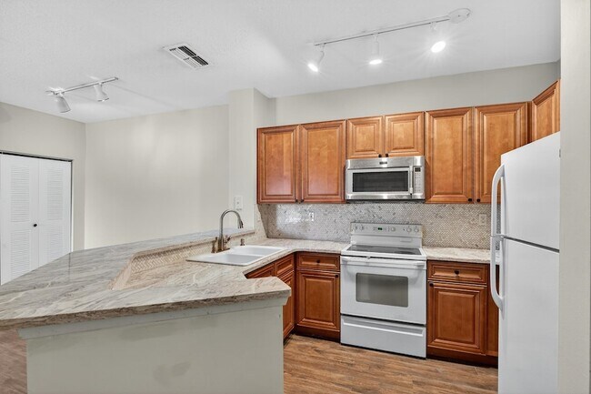 Building Photo - 625 Fairway Dr