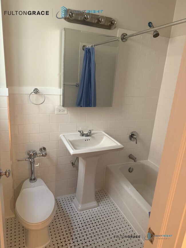 Building Photo - 4526 N Sheridan Rd