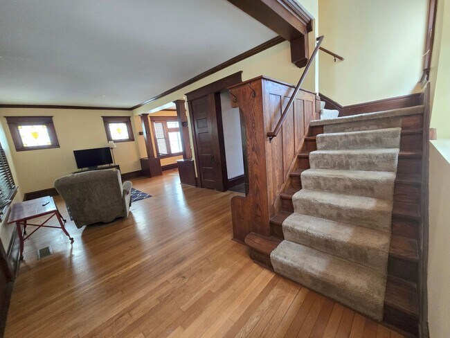 Building Photo - SINGLE FAMILY HOME! Great Location! Laundry, Wood Floors and Parking!