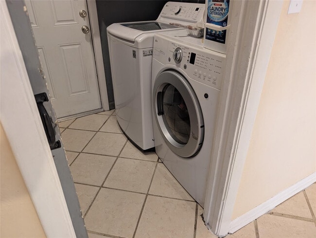 Building Photo - 7502 NW 44th Ct