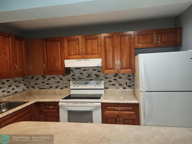 Building Photo - 4174 Inverrary Dr