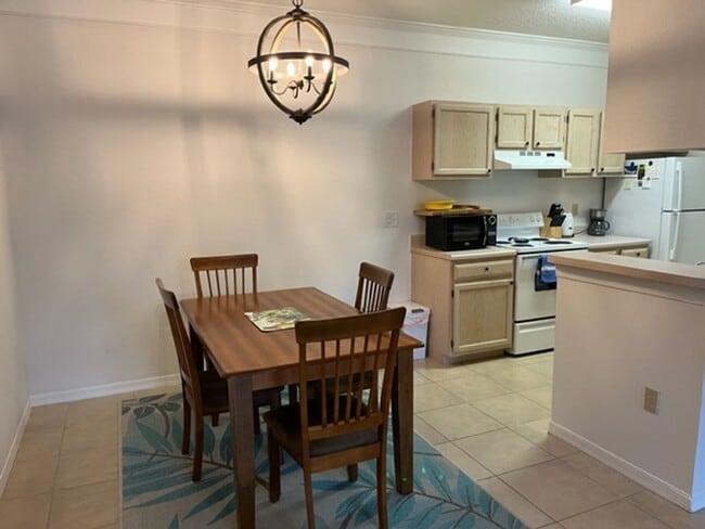 Building Photo - 1 Bedroom + Den Condo in Royal Greens at Gateway – 1st Floor!