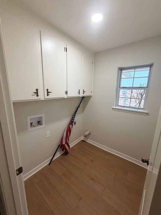 Building Photo - Gorgeous 4 Bedroom Home in Ellerbe Woods