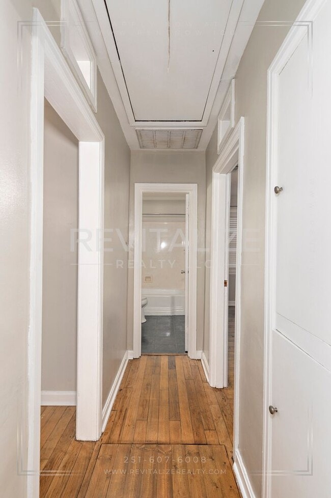 Building Photo - Updated 2 Bed 1 Bath Cottage in Established Neighborhood!