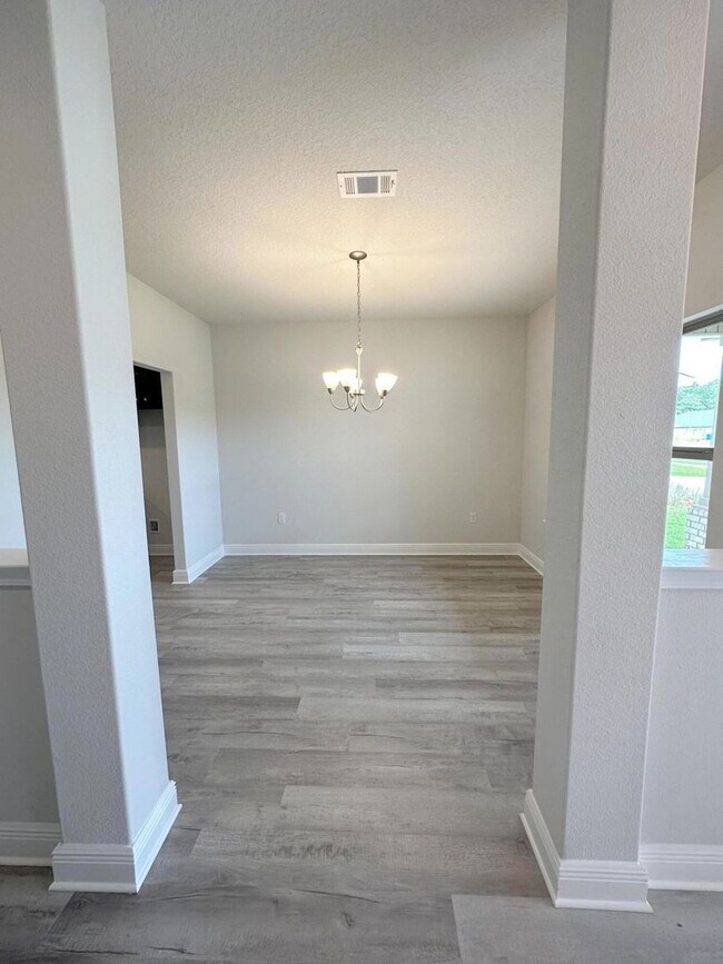 Building Photo - Spacious 5-Bedroom with Community pool in Crestview!