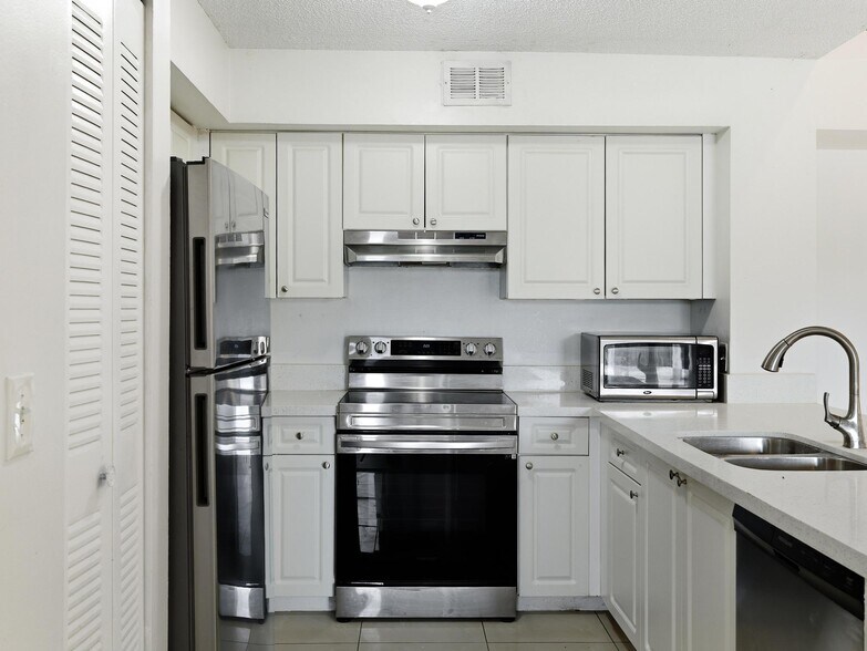 Building Photo - 12166 Saint Andrews Pl