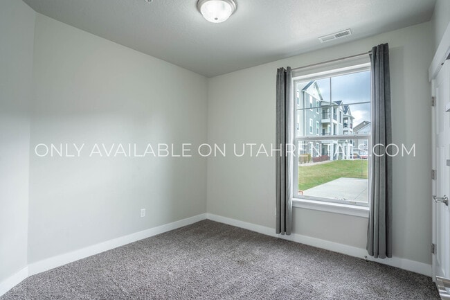 Building Photo - 71 W Silver Springs Dr