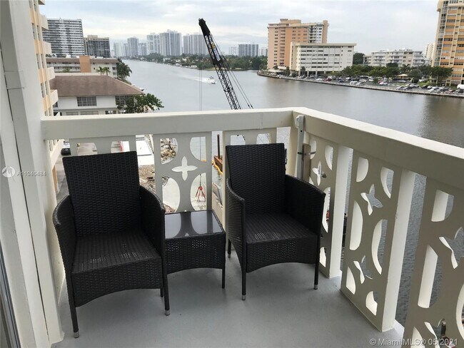 Building Photo - 1817 S Ocean Dr