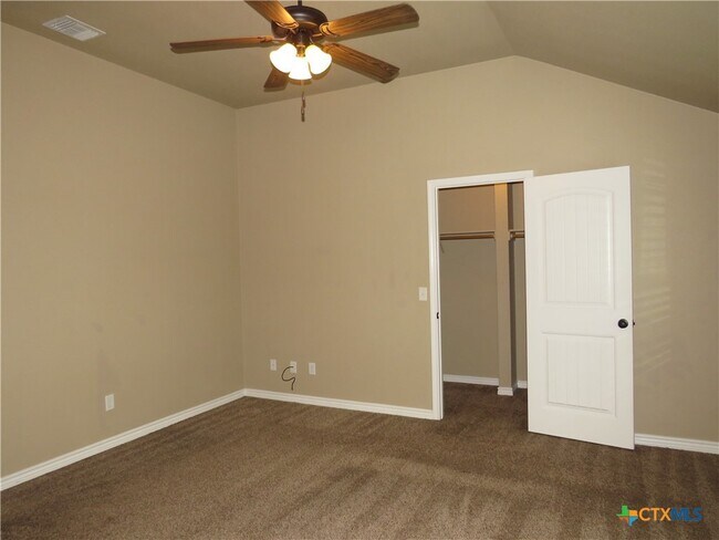 Building Photo - 405 Sladecek Dr