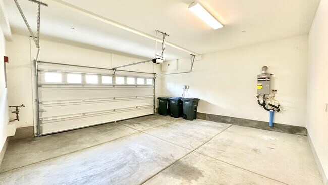 Building Photo - Beautiful, Stand Alone Condo in Resort-lik...