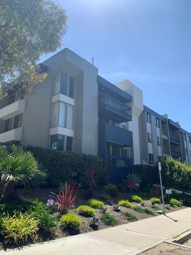 Building Photo - *FURNISHED* 3 Bedroom + 2 Bathroom Condo, ...