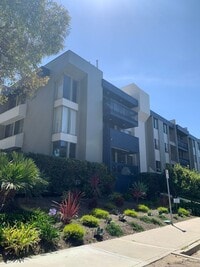 Building Photo - *FURNISHED* 3 Bedroom + 2 Bathroom Condo, ...