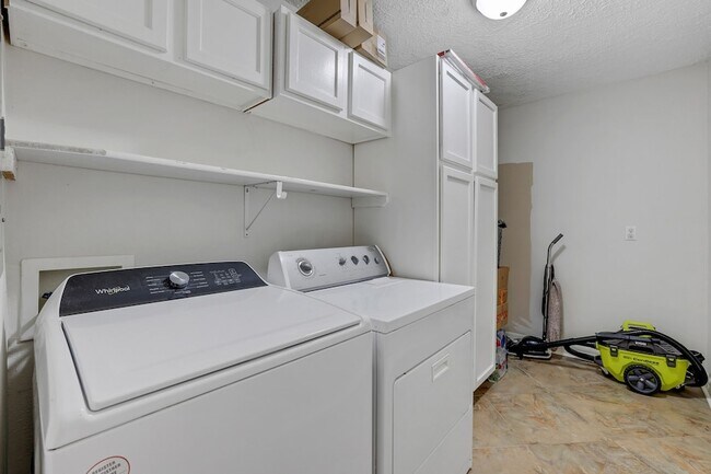 Building Photo - 140 Elm Dr