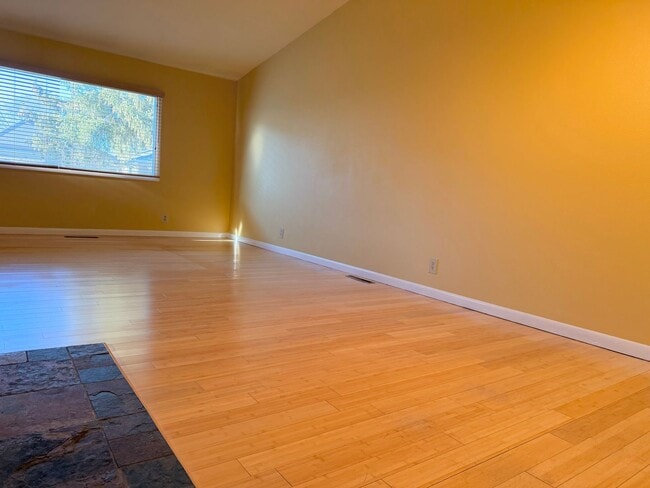 Building Photo - Short term 6 month rental available. 2 bedroom, 2 bath home in Boise!